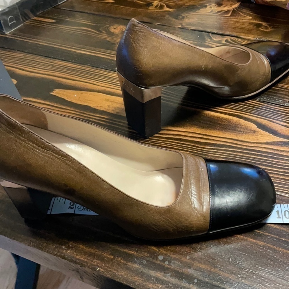 💎HP💎 Chanel Cap Toe Block Heel Two Tone Shoes Sz 40 Metal CHANEL Logo Plate - Picture 9 of 10